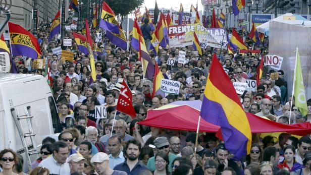 Eine große Menschenmenge demonstriert mit republikanischen Flaggen und Schildern in Madrid.