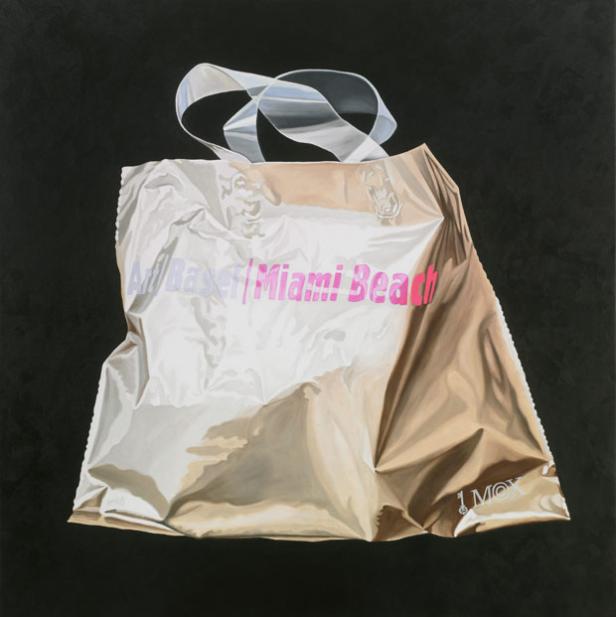 Eine Einkaufstasche mit der Aufschrift „Art Basel Miami Beach“ vor einem schwarzen Hintergrund.