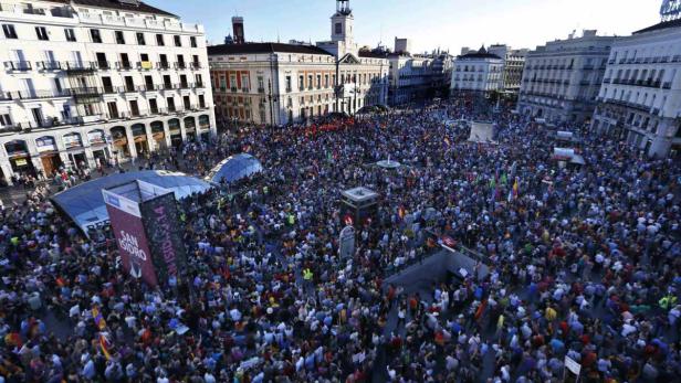 Eine große Menschenmenge versammelt sich auf der Puerta del Sol in Madrid.