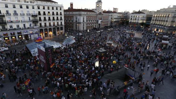 Eine große Menschenmenge versammelt sich auf der Puerta del Sol in Madrid.