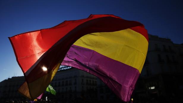 Eine republikanische Flagge Spaniens weht im Wind.