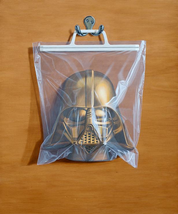Die goldene Darth Vader Maske hängt in einer Plastiktüte an der Wand.