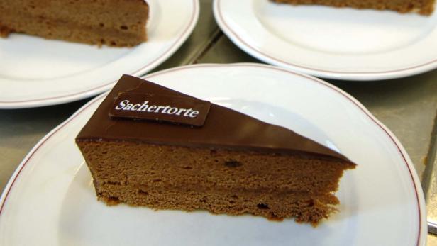 Ein Stück Sachertorte auf einem weißen Teller.