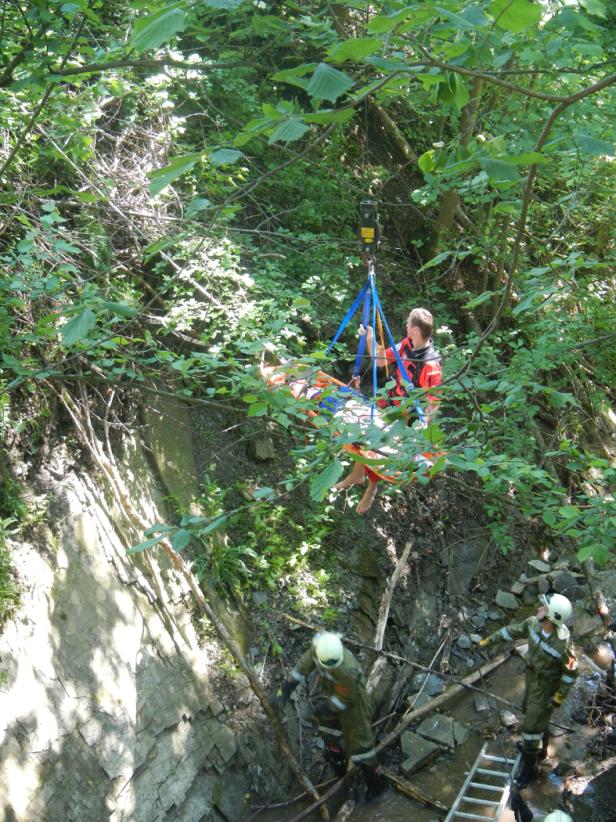 Bergrettung: Ein Verletzter wird mit einer Trage aus einer Schlucht geborgen.