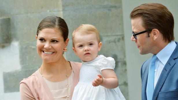 Kronprinzessin Victoria mit Ehemann Prinz Daniel und einem kleinen Kind.