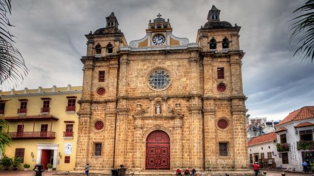 Die Kathedrale von Cartagena, Kolumbien, mit Menschen davor.