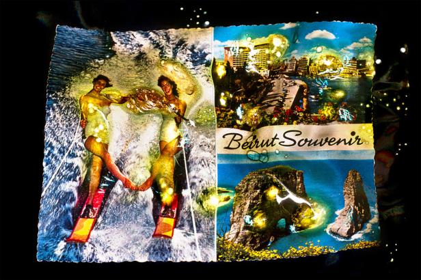 Ein Souvenir aus Beirut mit zwei Frauen beim Wasserski und einer Ansicht der Stadt und der Felsenküste.