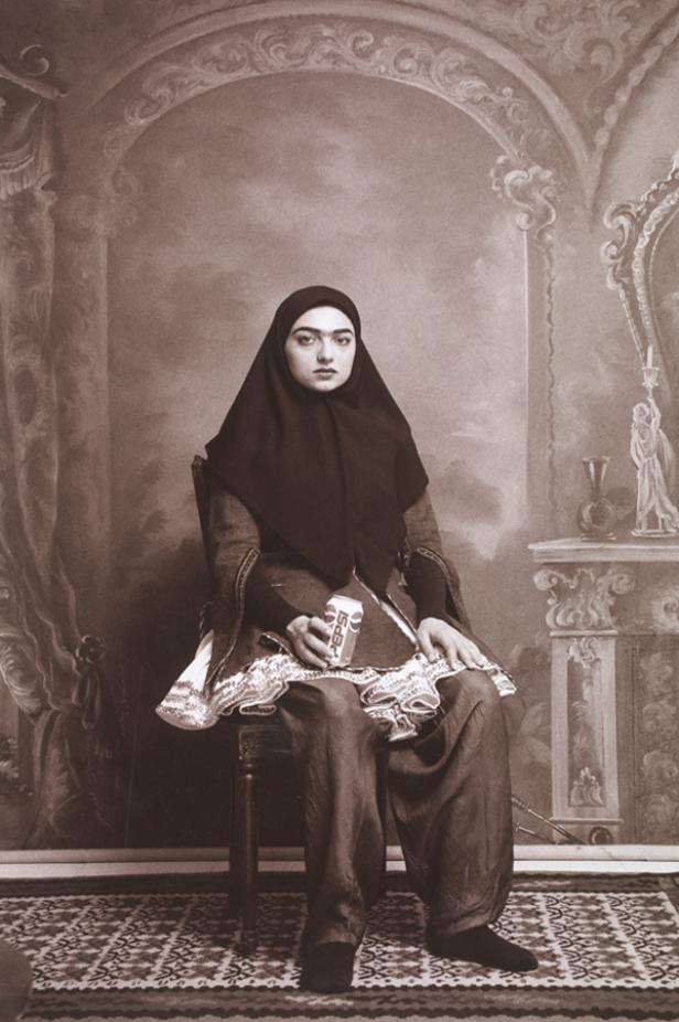 Eine Frau in traditioneller Kleidung sitzt mit einer Pepsi-Dose in einem inszenierten Studio-Setting.