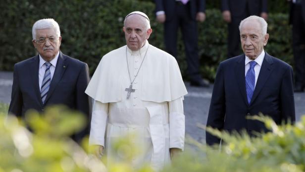 Papst Franziskus zwischen Mahmud Abbas und Schimon Peres.