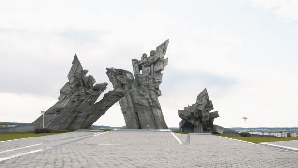 Das Denkmal des Neunten Forts in Kaunas, Litauen, an einem bewölkten Tag.