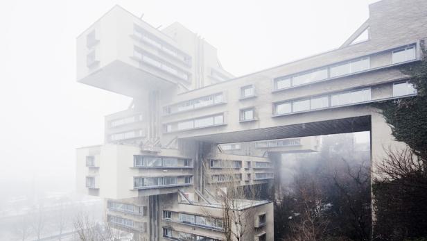 Das Gebäude der Bank von Georgien in Tiflis ist in dichten Nebel gehüllt.
