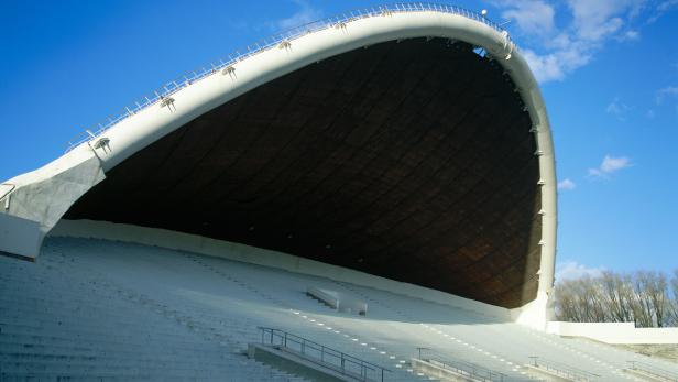 Das Innere des leeren Amphitheaters mit Blick auf den blauen Himmel.