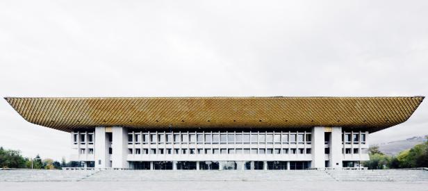 Ein großes, modernes Gebäude mit einem markanten, goldenen Dach.