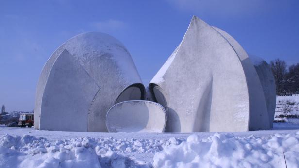 Das Krematorium in Kiew ist im Winter mit Schnee bedeckt.