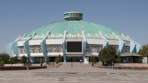 Das Gebäude des Zirkus in Taschkent, Usbekistan, mit seiner markanten Kuppel.