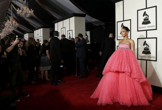 Rihanna in einem auffälligen, pinkfarbenen Kleid bei den Grammy Awards.