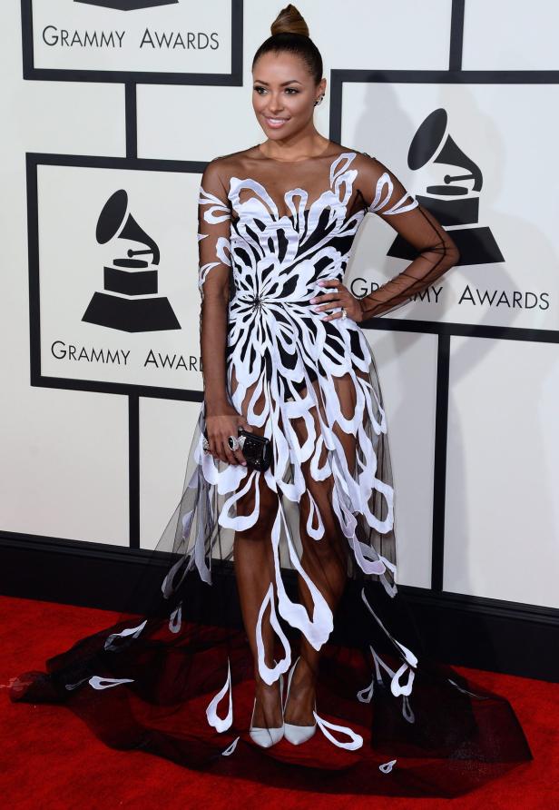 Kat Graham in einem auffälligen, schwarz-weißen Kleid bei den Grammy Awards.