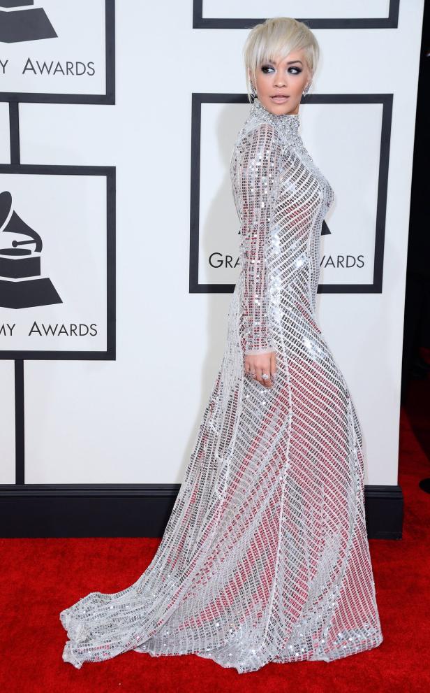 Rita Ora in einem silbernen, bodenlangen Paillettenkleid auf dem roten Teppich.