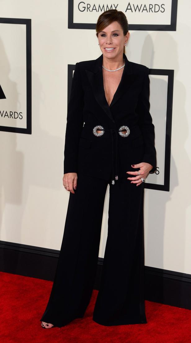 Melissa Rivers in einem schwarzen Hosenanzug auf dem roten Teppich der Grammy Awards.