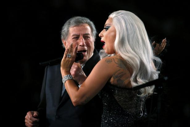 Lady Gaga singt mit Tony Bennett zusammen auf der Bühne.