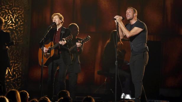 Ed Sheeran und Chris Martin singen gemeinsam auf einer Bühne.