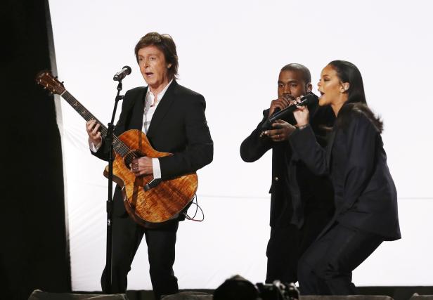 Paul McCartney spielt Gitarre, während Kanye West und Rihanna singen.