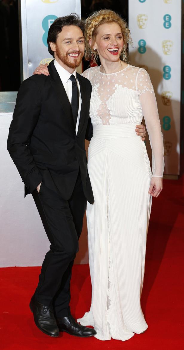 James McAvoy und Lisa Liberati posieren auf einem roten Teppich.