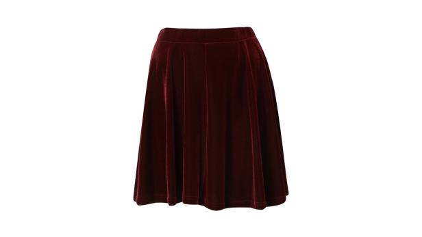 Ein weinroter, ausgestellter Rock aus Samt vor einem weißen Hintergrund.