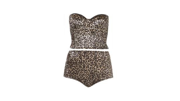 Ein trägerloser BH und eine hoch taillierte Hose mit Leopardenmuster.