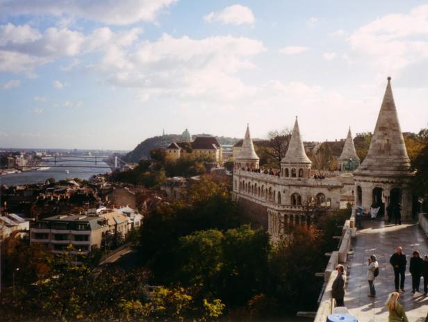 Blick auf die Fischerbastei und die Stadt Budapest.
