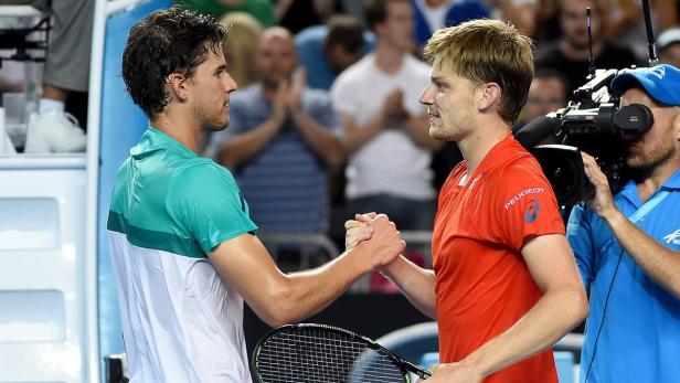 Zwei Tennisspieler schütteln sich nach einem Match die Hände.