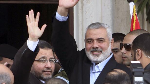 Ismail Haniyeh winkt mit erhobener Hand in die Menge.
