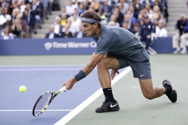 Rafael Nadal spielt einen Vorhand während eines Tennismatches.