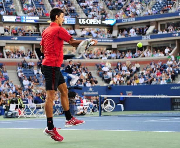 Novak Đoković beim Aufschlag während eines Tennisspiels bei den US Open.