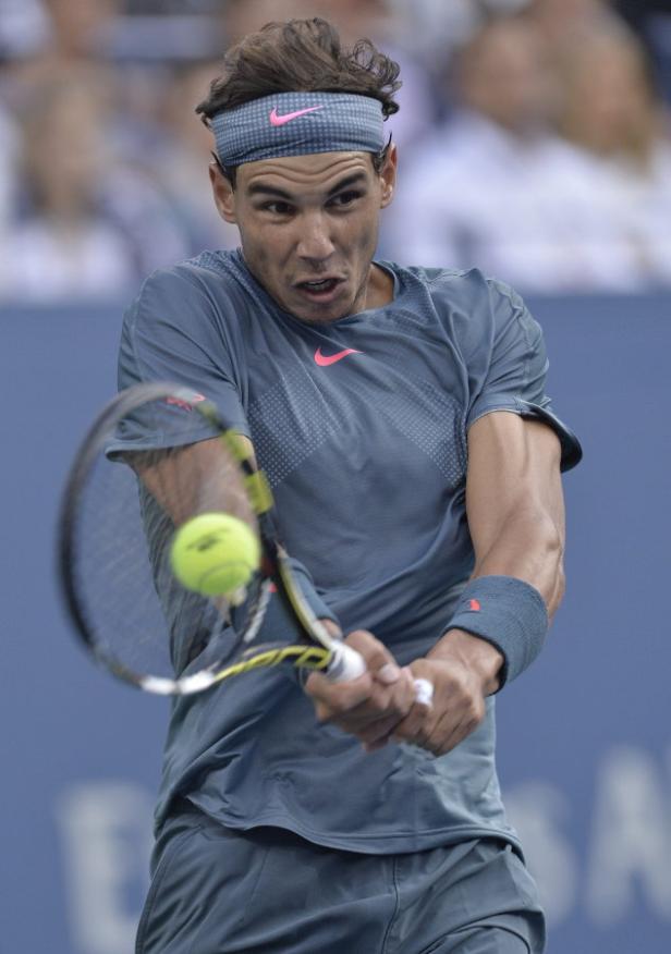 Rafael Nadal schlägt einen Tennisball während eines Spiels.