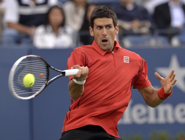 Novak Đoković beim Aufschlag während eines Tennisspiels.