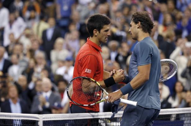 Novak Đoković und Rafael Nadal schütteln sich nach einem Tennismatch die Hände.