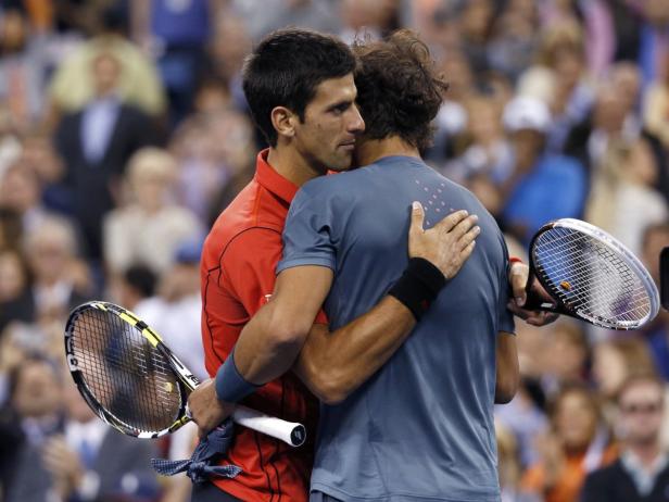 Novak Đoković umarmt seinen Gegner nach einem Tennismatch.
