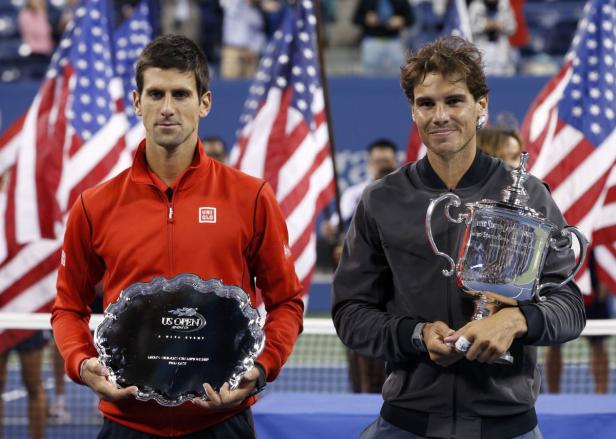 Novak Djokovic und Rafael Nadal posieren mit ihren Trophäen bei den US Open.