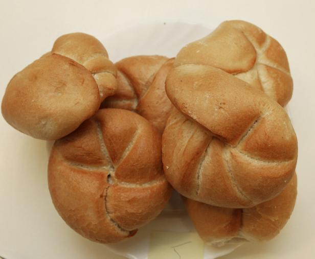 Mehrere Kaisersemmeln liegen auf einem Teller.