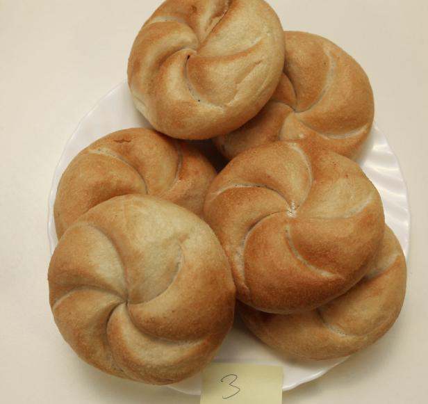 Mehrere Kaisersemmeln liegen auf einem weißen Teller.