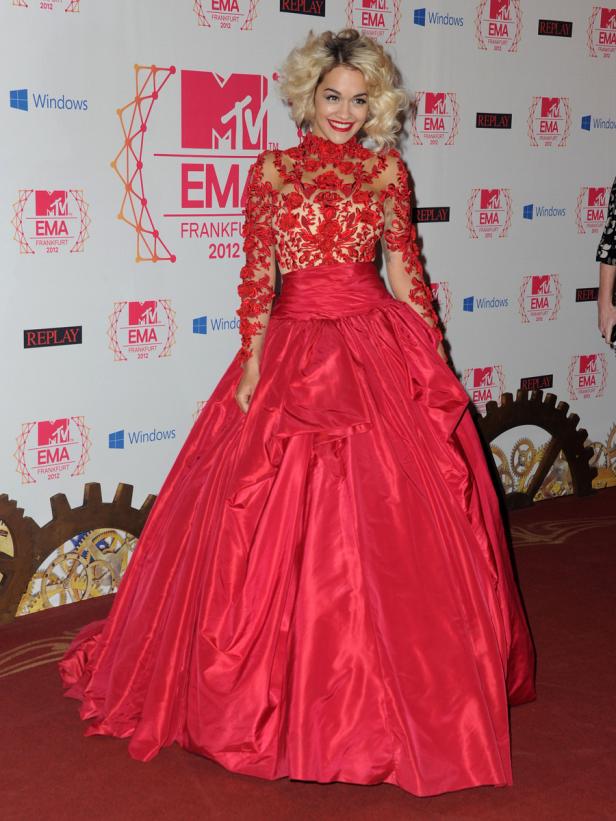 Rita Ora in einem roten Ballkleid bei den MTV Europe Music Awards 2012 in Frankfurt.