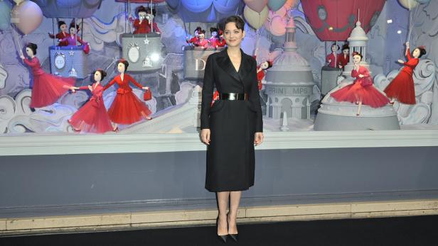 Marion Cotillard posiert vor einem Dior-Schaufenster von Printemps.