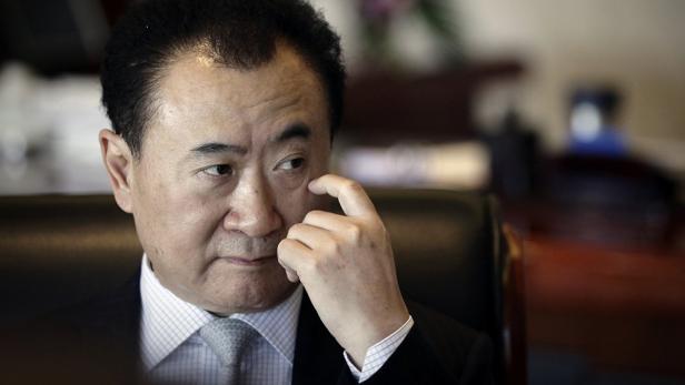 Wang Jianlin, chinesischer Geschäftsmann und Gründer der Wanda Group, blickt nachdenklich zur Seite.