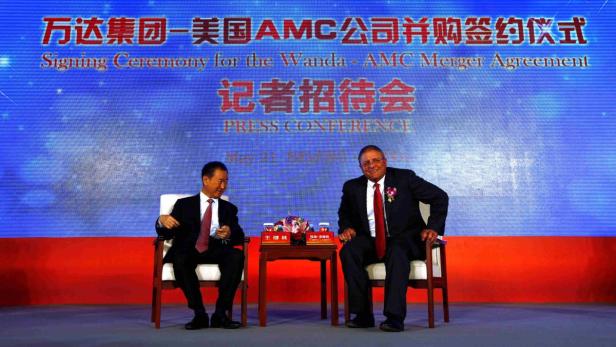 Wang Jianlin und Gerry Lopez bei der Unterzeichnungszeremonie für die Fusion von Wanda und AMC.