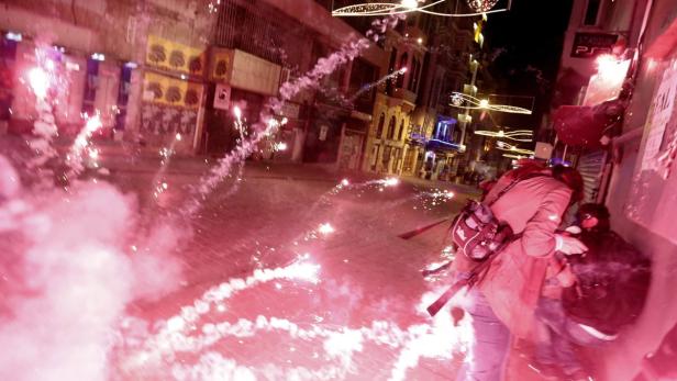 TURKEY POLITICS PROTEST Auf einer Straße zünden Menschen Feuerwerkskörper.