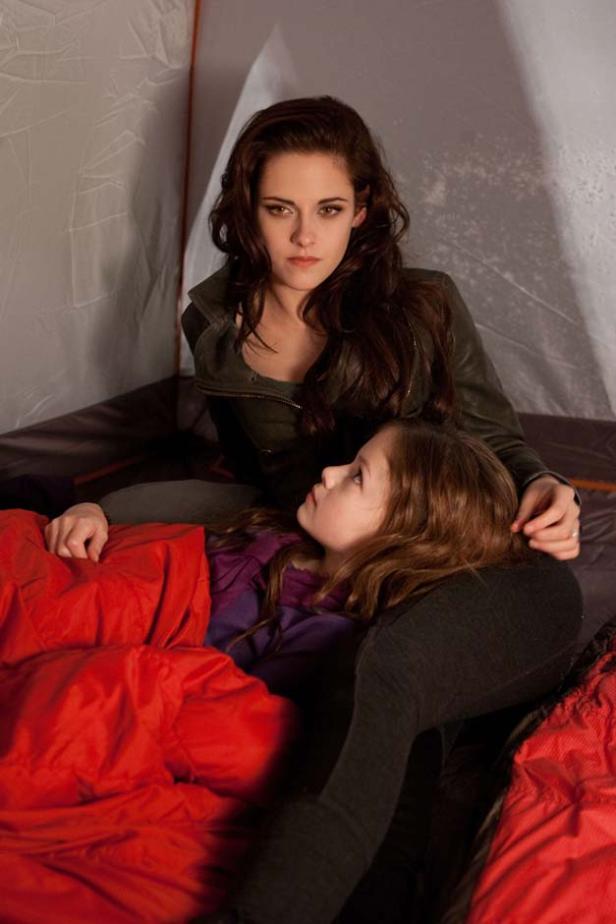 Kristen Stewart und eine junge Schauspielerin in einer Szene aus „Breaking Dawn – Biss zum Ende der Nacht, Teil 1“.
