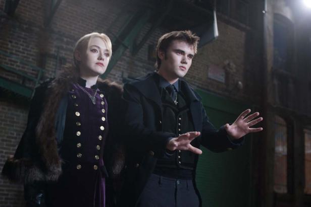 Dakota Fanning und Jamie Campbell Bower in Kostümen am Set von „New Moon – Bis(s) zur Mittagsstunde“.