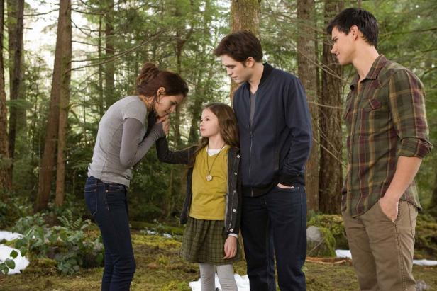 Szene mit Bella, Renesmee, Edward und Jacob aus dem Film „Breaking Dawn – Biss zum Ende der Nacht, Teil 2“.