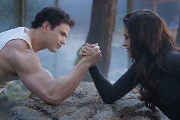 Bella Swan und Edward Cullen beim Armdrücken in „Twilight – Biss zum Morgengrauen“.